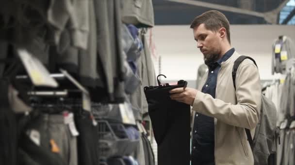 Casual chico de compras en el centro comercial . — Vídeos de Stock