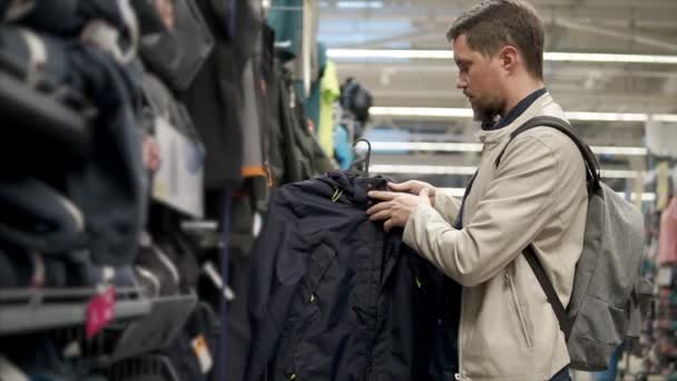 Homme faisant du shopping seul en hypermarché . — Video