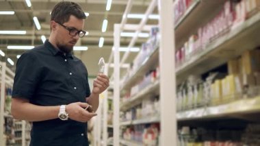 donanım mağaza alışveriş adam.