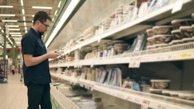 Yetişkin adam yiyecek satın.