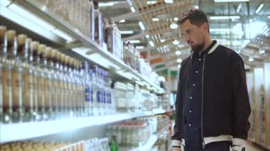 Alkol seçme müşteri.