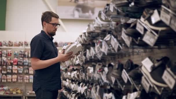 Einsamer Typ, der Schuhe kauft. — Stockvideo