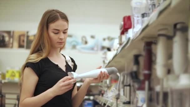 Mujer elige una licuadora en la tienda — Vídeo de stock