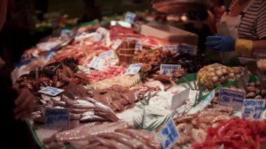 Taze deniz ürünleri bölümü.