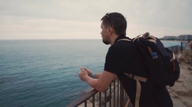 Adam sessizce deniz ufukta bakıyor.