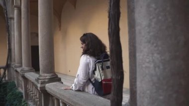 Traveler kadın Saray Antik Bina hayran, taş balkonda yürüyüş