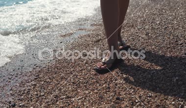 Plajda Flip flop WOMANS bacaklar.