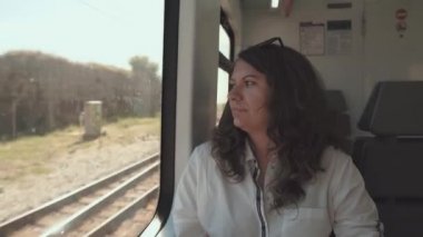 Kadın yaz aylarında trende sürme.