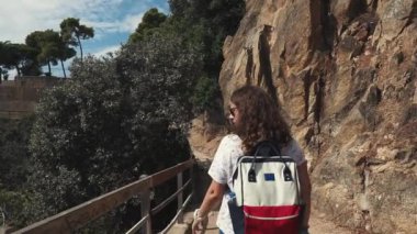 Kadın arka görünümü yaz gününde doğal simge Parkı yürüyüş