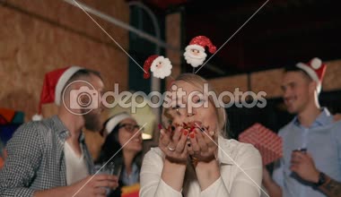 Gece Xmas parti üzerinde iş arkadaşlar.