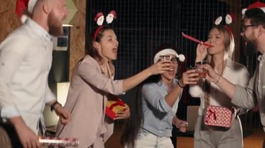 Büyük Xmas partisi olan bir kişi grubu.