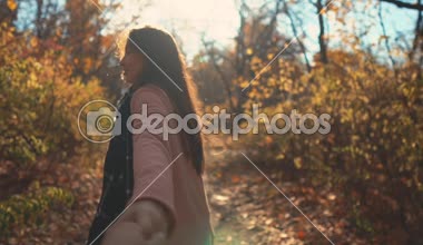 Çift ormanda birlikte gün zevk.