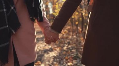 Ormanda yürüyüş romantik çift.