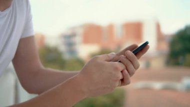 Yakın çekim erkek eller akıllı telefonun kaydırma ekranı, haber kaseti görüntüleme