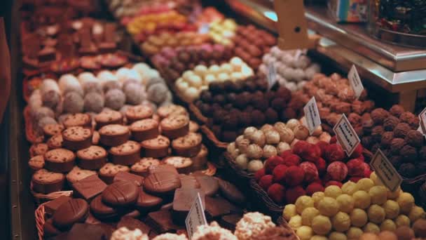 Lahodné čokoládové sladkosti leží na výkladní skříni orientálního tradičního trhu — Stock video
