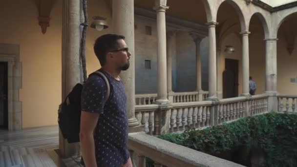 Turista all'interno di un vecchio edificio . — Video Stock