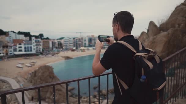 Guy tiro praia de cima . — Vídeo de Stock