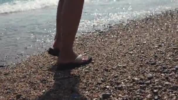 Mulher dar um passeio ao longo da praia . — Vídeo de Stock