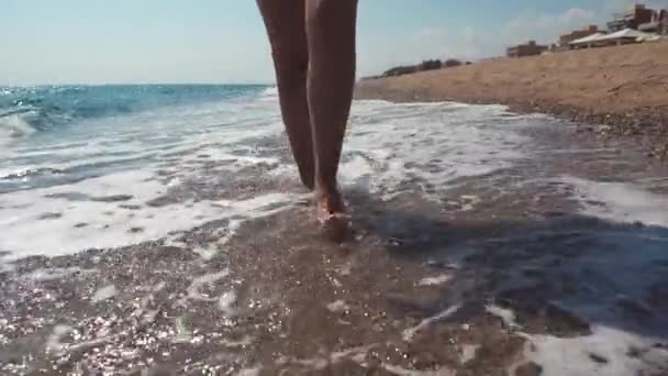 Donna sulla spiaggia in estate . — Video Stock