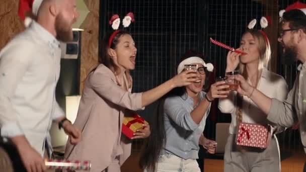 Grupo de um povo que tem grande festa de Natal . — Vídeo de Stock