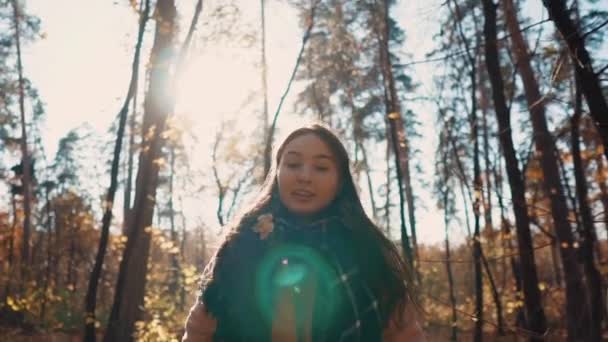 Menina alegre desfrutando queda ao ar livre . — Vídeo de Stock