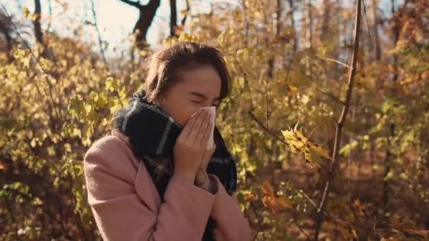 Allergisk flicka i en skog på hösten. — Stockvideo