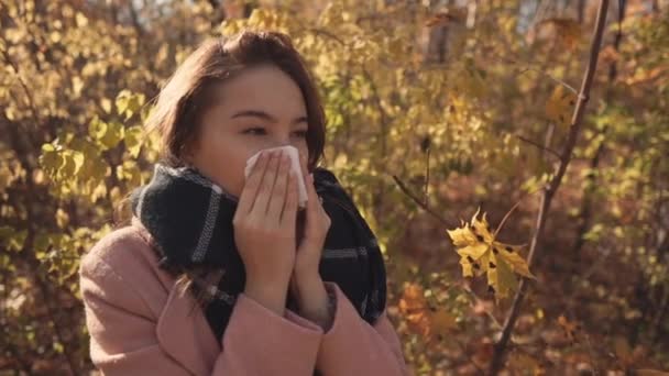 Sick girl sneezing outdoor. — Stock Video