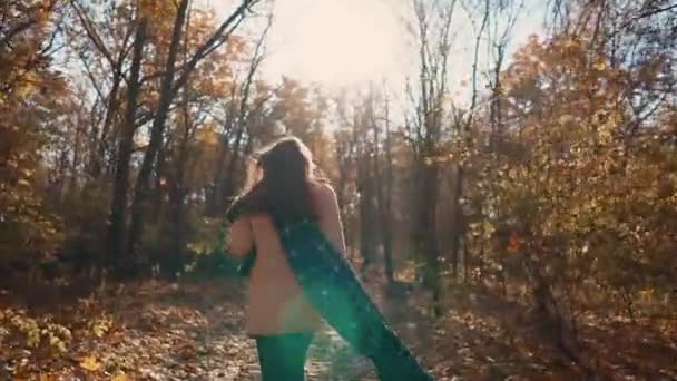 Mujer feliz disfrutando del día en el bosque . — Vídeos de Stock