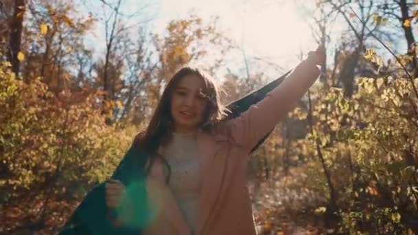 가을에 자연에서 귀여운 여자. — 비디오