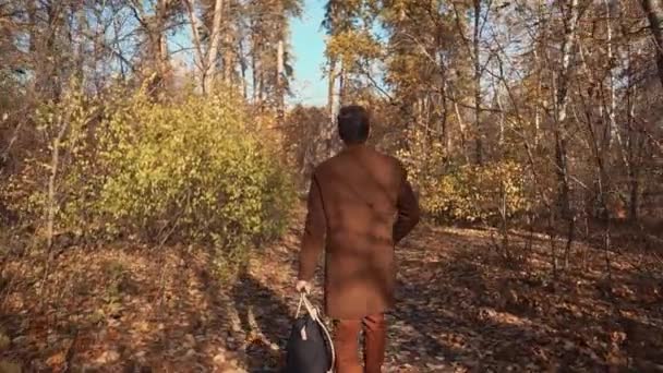 Guy pasar el día al aire libre en la naturaleza . — Vídeos de Stock