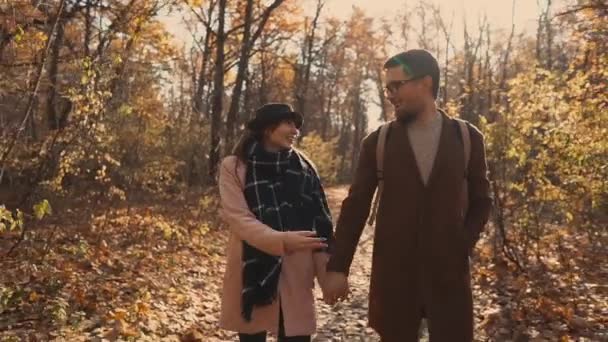 Couple mignon passer la matinée en forêt . — Video