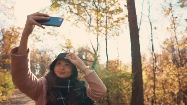Niedliche Mädchen verbringen Tag in einem Wald im Herbst. — Stockvideo