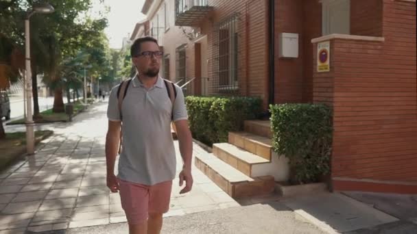 Volwassen slim man is alleen wandelen in de zomer stad overdag — Stockvideo