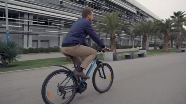 Joven ciclista feliz macho está montando en verano día nublado — Vídeos de Stock