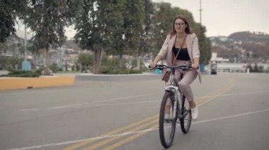 Güzel kız üzerinde bir bisiklet açık.