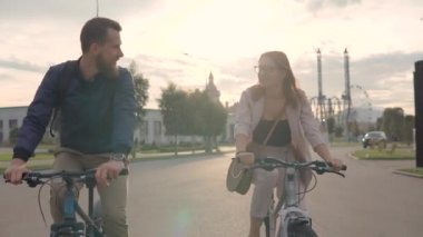 Gülümseyen çift binicilik bisiklet birlikte.