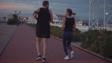 Açık havada birlikte koşan yakın arkadaşlar.