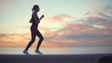 Arka planda gün batımı ile kadın eğitimi.