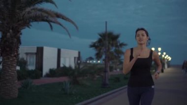 Sahilde çalışan güzel kadın.