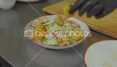 Adam Cesar salata, alışılmadık tarifi, yakın çekim kızarmış ananas koyarak