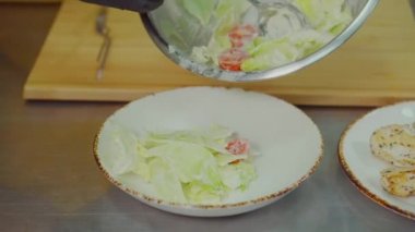 İnsan kaşık, çekim kullanarak, kase plaka sebze salata koyarak