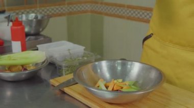 Erkek Şef kuru otlar, tuz, biber, yağ dökme tarafından sebze salatası baharat olduğunu