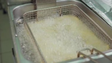 Patates kızartması derin fritöz içinde kızartma, Ocak dışarı alıyor ve geri düşürme