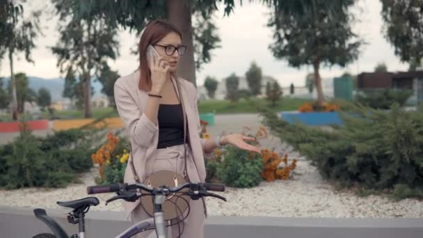 Mujer hablando por teléfono al aire libre . — Vídeos de Stock