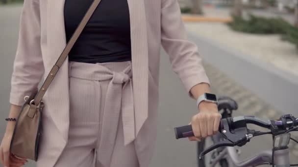 Bisiklet tarafından yürüyen kadın. — Stok video