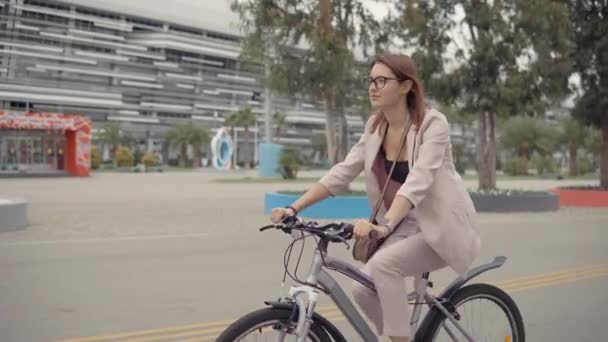 Ajuste chica en una bicicleta fuera . — Vídeos de Stock