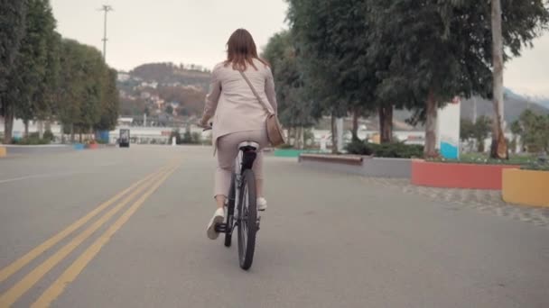 Mooie vrouw op een fiets. — Stockvideo