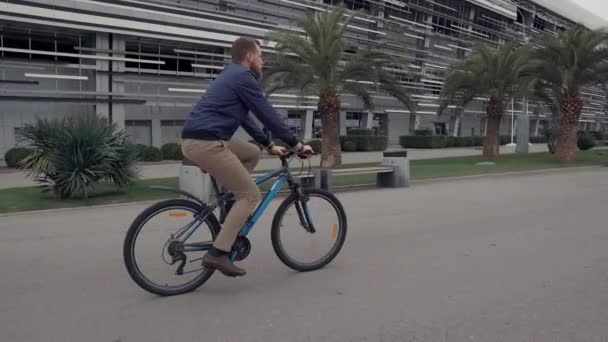 Tipo activo en una bicicleta . — Vídeos de Stock
