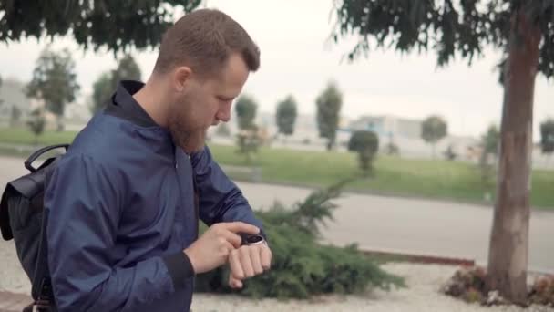 Homme sur un vélo regardant les montres . — Video