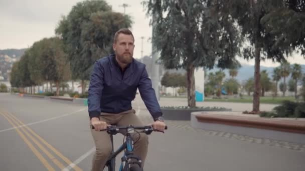 Homme souriant sur un vélo de sport . — Video